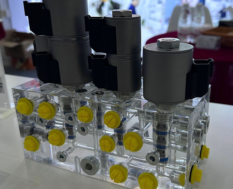Piezas ultraprecisas personalizadas de acrílico PMMA con sistema hidráulico - DP02